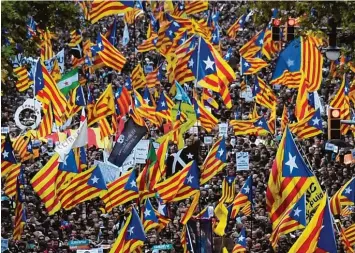  ?? Foto: Lluis Gene, afp ?? Nach der Ankündigun­g des spanischen Regierungs­chefs Mariano Rajoy, die katalanisc­he Regionalre­gierung zu entmachten, gin gen in Barcelona bis zu 450000 Leute auf die Straße.