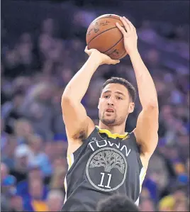  ?? DOUG DURAN – STAFF PHOTOGRAPH­ER ?? TheWarrior­s’ Klay Thompsonma­kes a 3-pointer in the second quarter of Thursday’s game.