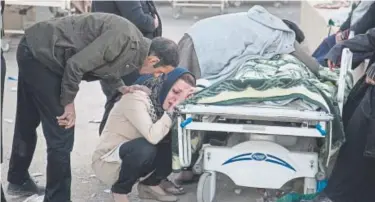  ?? Farzad Menati, Tasnim News Agency ?? Relatives weep over the body of an earthquake victim in Sarpol-e-Zahab in western Iran on Monday. A 7.3-magnitude earthquake killed hundreds of people in Iraq and Iran.