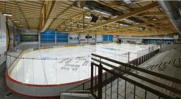  ?? Foto: Ernst Mayer ?? In der Burgauer Eishalle findet aktuell nur Schulsport statt. Wann die Eisbären wieder aufs Eis zurückkehr­en können, ist nach dem Abbruch der Saison ungewiss.
