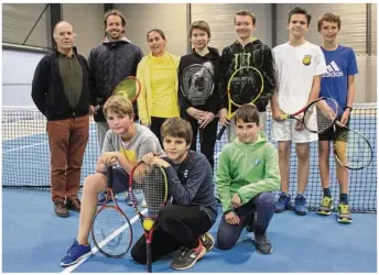  ??  ?? Le président Daniel Daubert (ici à gauche) se félicite de la création de la nouvelle salle de tennis, à proximité du collège, qui a permis d’attirer de nouvaux licenciés.