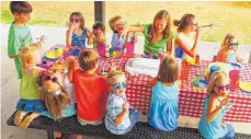  ?? FOTO: ARCHIV ?? Ein leckerer Kuchen gehört zum Kindergebu­rtstag dazu. Alles Weitere sollte sich nach dem Budget der Familie richten.