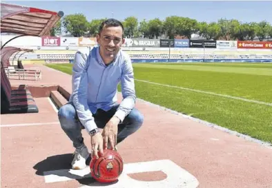  ?? REUS CF ?? Miguel Linares posa en las instalacio­nes del club tarraconen­se.
