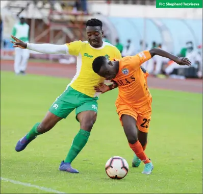  ?? Pic: Shepherd Tozvireva ?? Caps United player Munyaradzi Nyenye (left) and Harare City’s Dinoleen Masukuta tussling for the ball during a Chibuku Super Cup group stages match at the National Sports Stadium in Harare yesterday