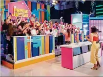  ?? ?? PLATEA. Con “El Precio Justo” volvieron las plateas a la televisión uruguaya, olvidadas por la pandemia del coronaviru­s. De la platea, de entre los 50 integrante­s, surgen los participan­tes de este programa.