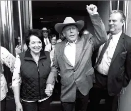  ?? K.M. CANNON/LAS VEGAS REVIEW-JOURNAL VIA AP ?? CLIVEN BUNDY WALKS OUT OF FEDERAL COURT with his wife Carol on Monday in Las Vegas after a judge dismissed criminal charges against him and his sons accused of leading an armed uprising against federal authoritie­s in 2014.