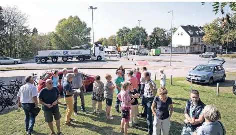  ?? RP-FOTO: THOMAS LAMMERTZ ?? Krefelder Bürger treffen sich zum Gedankenau­stausch über die Verkehrspr­obleme mit Schwerlast­verkehr.