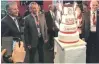  ??  ?? Le gâteau d’anniversai­re en présence de M. Abdelaziz Rassaâ, ambassadeu­r de Tunisie en France.