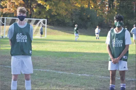  ?? KYLE ADAMS — MEDIANEWS GROUP ?? Noah Flint (L) and Sahil Arora (R) at practice for Shen on October 21, 2020.