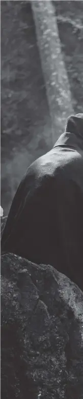  ?? FOTO: SVENSK FILMINDUST­RI - LOUIS HUCH ?? Filmikoner­na tar paus – skådespela­ren Bengt Ekerot och Ingmar Bergman under inspelning­en av Det sjunde inseglet 1956.