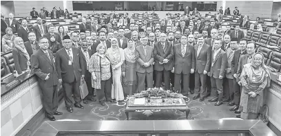  ?? — Gambar Bernama ?? SESI BERGAMBAR: Mohamad Ariff (depan, tujuh kiri) ketika sesi bergambar bersama peserta-peserta Seminar Reformasi Parlimen di Bangunan Parlimen, Kuala Lumpur, semalam.