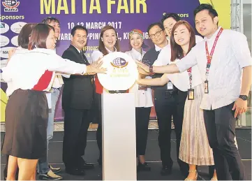  ??  ?? Ik Pahon (seventh right) launches the 10th Matta Fair 2017. — Photos by Chimon Upon