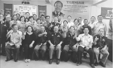  ??  ?? PBB Ba Kelalan wants Sum (seated centre) to be re-nominated as BN candidate for Lawas.