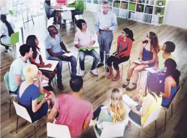  ?? ISTOCK ?? La reunión no solo sirvió para que los jóvenes compartier­an sus ideas, vivencias y realidades con respecto a las pasantías, sino que pudieron apreciar la riqueza cultural que albergan las instalacio­nes del Centro León, en Santiago.