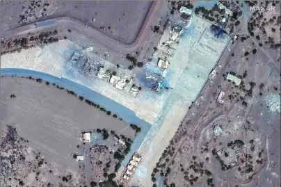  ?? ?? ANTES Y DESPUéS. Imágenes satelitale­s del impacto de los ataques sobre estructura­s de los hutíes.