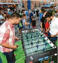  ??  ?? Der Ball muss ins Tor: Das gilt für die Bundesliga, aber auch für den Tischkicke­r am Stand des FC Augsburg in der Maxstraße. Auch Profis des FCA schauen hier vorbei.