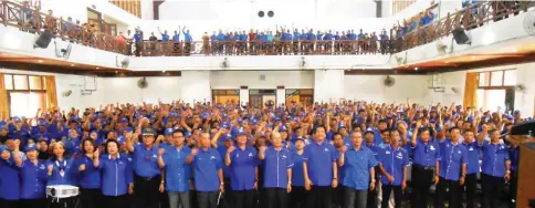  ??  ?? Anyi (front, ninth left) – flanked by Penguang on his right and Gerawat – joins local BN supporters in a group photo. Seen on Gerawat’s left is Dennis.