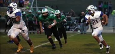  ?? RANDY MEYERS - THE MORNING JOURNAL ?? Clearview running back Drew Engle picks up blockers on his way to a gain during the first quarter against Columbia on Oct. 6.