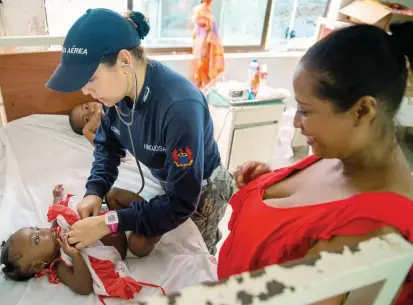  ?? FOTOS ESTEBAN VANEGAS ?? El servicio de pediatría fue uno de los más solicitado­s durante la jornada, para la mayoría de los niños era la primera vez que podían acceder a este tipo de especialis­tas.