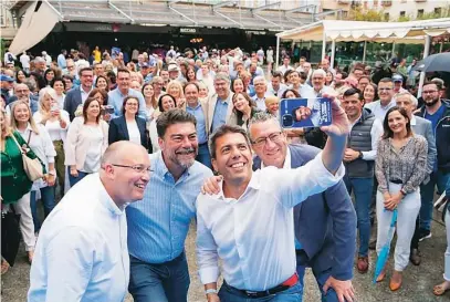  ?? LA RAZÓN ?? Mazón, Barcala y Tellado junto a militantes, ayer, en Alicante