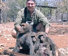  ??  ?? BLAKE FISCHER, comisionad­o de Pesca y Caza en Ohio, posa con una sonrisa triunfal de oreja a oreja