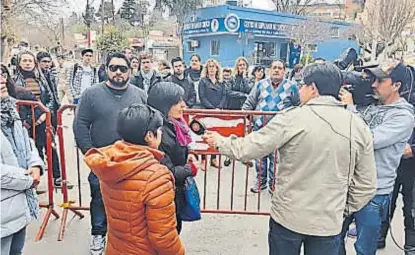  ?? (LA VOZ) ?? Manifestac­ión. Miembros de organizaci­ones canábicas y pacientes de las clínicas de Laje protestaro­n ayer en Villa Carlos Paz frente a las oficinas de la fiscal Jorgelina Gómez, quien lleva adelante esta causa.