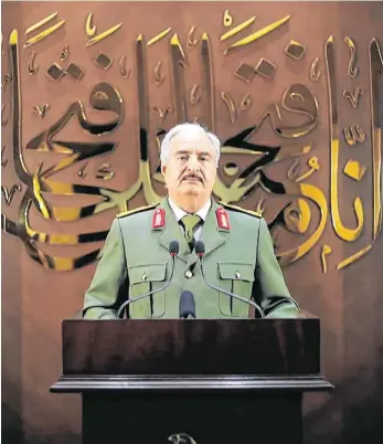  ?? FOTO: AFP ?? Der libysche Rebellenge­neral Khalifa Haftar bei der Fernsehans­prache, in der er sich zum Machthaber erklärt.