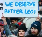  ?? Photos: Frank McGrath ?? SHOW OF STRENGTH: Main picture left, marchers head through Merrion Square in central Dublin yesterday at a rally in support of nurses’ and midwives’ pay campaign. Above and below, protesters make their point with placards