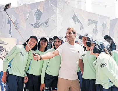  ?? DPA ?? selfie: Nadal posa con los ball boys en Federation square, en el centro de Melbourne