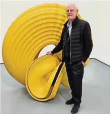  ?? ?? Tony Cragg, der für die Fotografen sein Objekt „Outspan“von 2008 berührt: „Sobald eine Skulptur beendet ist, berühre ich sie eigentlich nicht mehr in der derselben Intensität wie während der Entstehung.“