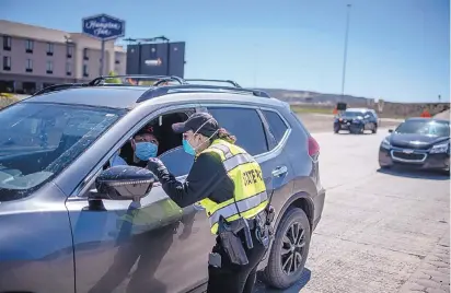  ?? ROBERTO E. ROSALES/JOURNAL ?? New Mexico State Police officers and New Mexico National Guard members are manning checkpoint­s at Gallup.