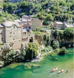  ??  ?? Une balade en canoë ou en kayak est une grande attraction et un merveilleu­x moyen de découvrir les gorges du Tarn. Comme ici à Saint-Chély.