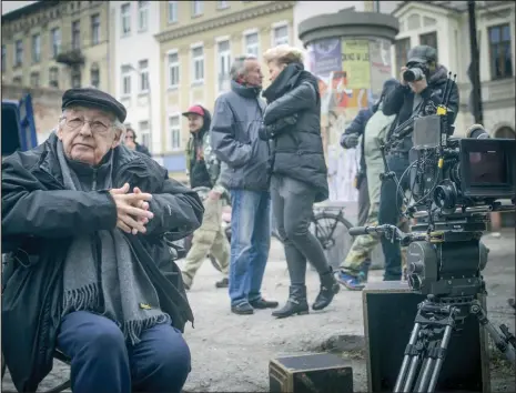  ?? Fot. Piotr Kamionka/ANGORA ?? Andrzej Wajda w Łodzi, na planie filmu „Powidoki”