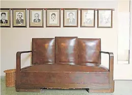  ??  ?? En uno de los despachos del edificio municipal de Pellegrini, asientos diseñados por Salamone con cuerpo y brazos de madera maciza y tres respaldos en cuero color suela.