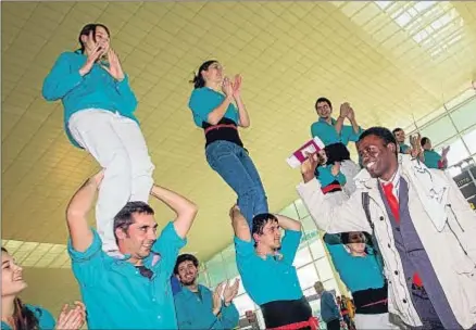  ?? LLIBERT TEIXIDÓ / ARCHIVO ?? Serigne, homenajead­o por sus compañeros castellers, el día de su adiós en el aeropuerto de El Prat