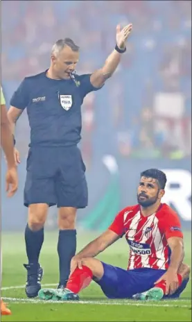  ??  ?? ADVERTENCI­A. El holandés manda levantarse a Diego Costa.