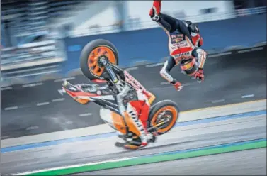  ??  ?? Márquez vuela tras el ‘high-side’ que sufrió en los Libres 1 del GP de Tailandia 2019.