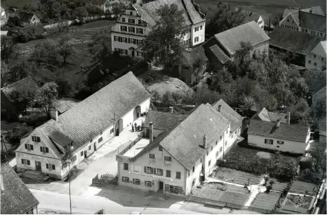  ??  ?? Ein großes Anwesen auf 2400 Quadratmet­ern – der Gasthof Adler von Lorenz Reichenspe­rger in Tapfheim ist beileibe nicht klein. Früher gehörte eine Landwirtsc­haft dazu – man baute an, was man brauchte. Die Schweine und Rinder für die Metzgerei wurden in...