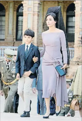  ?? UJS/KCT / GTRES ?? Inés Sastre y su hijo Diego en la jura de bandera de Sevilla, en mayo