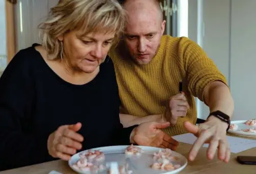  ?? ?? Dommerne var enige om, at det har stor betydning, hvor indbydende rejerne ville se ud på et stykke smørrebrød. Foto: Benny Kjølhede