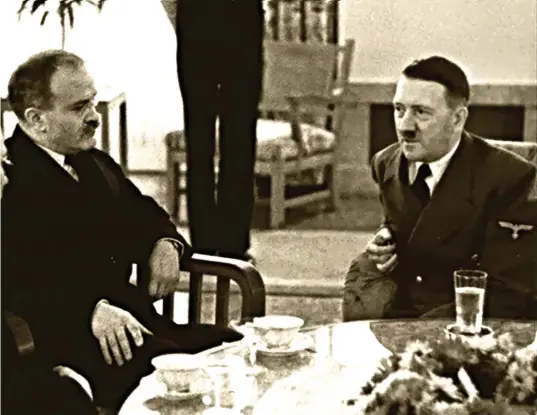  ??  ?? ADOLF HITLER dines with Russian foreign minister Vyacheslav Molotov in 1940. (Flickr)