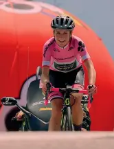  ??  ?? L’olandese Annemiek Van Vleuten vince la tappa dello Zoncolan al Giro 2018: ha scalato i 10 km in 48’08”, appena 8’ in più di Froome OSSOLA