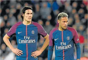  ??  ?? EN EL ÚLTIMO PARTIDO del conjunto parisino, ante el Lyon (2-0), Cavani y Neymar cruzaron palabras en dos opciones de pelota quieta. Cada uno cobró un disparo mientras el otro refunfuñab­a al alejarse.