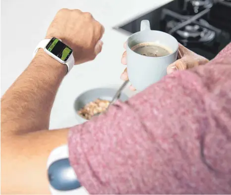  ?? FOTO: EVERSENSE ?? Per Blick auf die Apple Watch beim Frühstück kurz die Glukosewer­te im Körper checken, die der Transmitte­r am Oberarm sendet: So funktionie­rt die moderne Therapie der Zuckerkran­kheit.