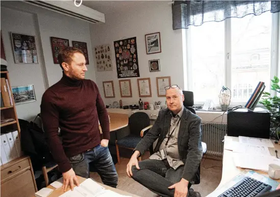  ?? Bild: Gabriel Andersson ?? Patrik Ljungström (till vänster) och Ulf Andreasson (till höger) arbetar med It-relaterade brott hos polisens regionala it-brottscent­rum i Vänersborg.