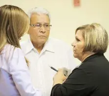  ??  ?? LA FISCAL Paulette Lartigaut conversa con Alba Rueda, madre de Carmela Rosado, vendedora asesinada.