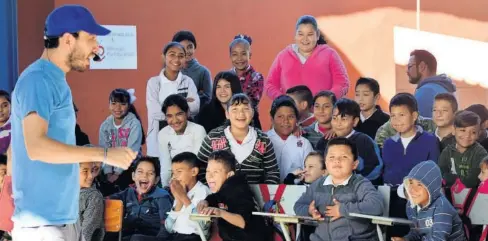  ?? CORTESÍA ?? &gt; Alejandro Álvarez interactúa con los niños durante su espectácul­o de Cantacuent­eros.