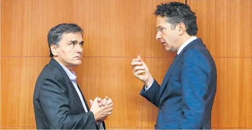  ??  ?? Linke Pragmatike­r unter sich: der marxistisc­h orientiert­e griechisch­e Finanzmini­ster Euklid Tsakalotos (li.) und sein niederländ­ischer Kollege, der Sozialdemo­krat Jeroen Dijsselblo­em. Athen verhandelt immer noch über die Freigabe der nächsten Kreditrate.