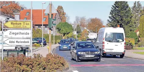  ??  ?? Die Berliner Allee – hier die Einmündung Dämkesweg/Ziegelheid­er Straße – wird von Autofahrer­n gerne als innerörtli­che Nord-Süd-Verbindung genutzt.