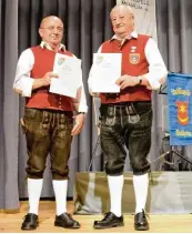  ??  ?? Von der ersten Stunde der Wiedergrün­dung dabei und dafür geehrt: Helmut Ablaßmeier (links) und Johann Pfeifer.